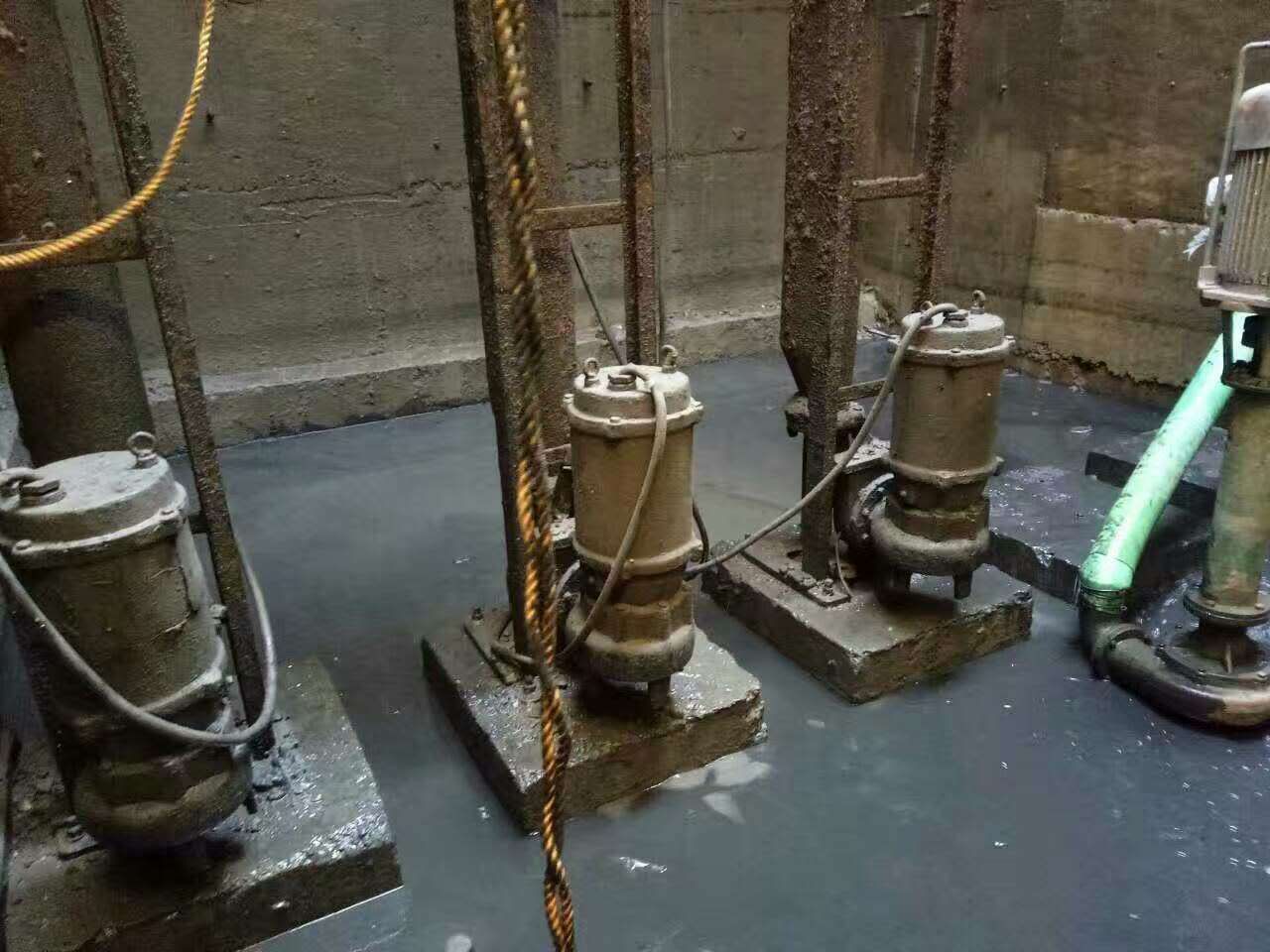 舞钢污水池清理