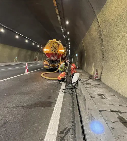 舞钢隧道排水渠清淤